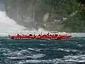 Barco turístico cerca de las cataratas