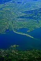 Lago de Constanza, delta lacustre del río Rin, es evidente la acción antropogénica de reforzar las orillas del canal principal, lo que fue posible debido a la baja energía ambiental del entorno lacustre.
