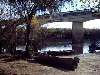 tradicional puente sobre el río Olimar