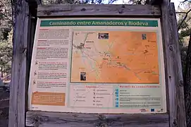 Panel informativo en el camino de acceso al paraje Los Amanaderos de Riodeva (Teruel), 2017.