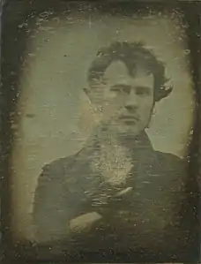 El primer autorretrato fotográfico que se conoce lo hizo Robert Cornelius en 1839.