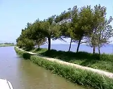 El canal entre lagunas justo antes de la conexión con el mar Mediterráneo en Port-la-Nouvelle