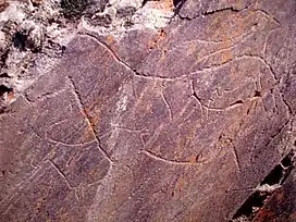 Grabados de un caballo (grande en el centro) y dos cabras (abajo a la izquierda y arriba a la derecha) del conjunto de Penascosa, dentro de los Sitios de arte rupestre prehistórico del valle del Coa, realizados hace, entre 12 000 y 24 000 años.