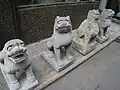 Estatuas chinas de leones, con figuras que se pronuncian de forma similar a la palabra perro en chino