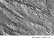 Ampliación del acantilado en el sistema Kasei Valles de la imagen anterior que muestra los cantos rodados y sus huellas. Haga clic en la imagen para ver una roca de solo 2,2 yardas (2 m) de ancho (más pequeña que un dormitorio).