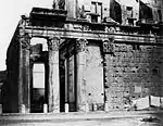 El templo en 1860, el nivel del suelo se corresponde con el nivel de la puerta en bronce de la iglesia.