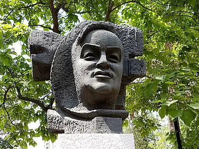 Busto en Parque Almagro - Santiago.