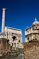 Imagen del Foro romano: Columna de Focas (izq.), Arco de Septimio Severo (centro) e iglesia de San Lucas y Santa Martina (der).