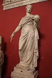 Estatua romana de Urania, musa de la astronomía, sosteniendo un globo terráqueo en el Museo del Vaticano.