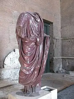 Estatua en pórfido, descubierta detrás de la Curia.