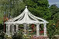 Pérgola con rosas enredaderas.