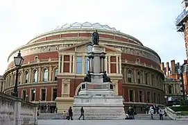 B. Memorial (1863) de la Exposición Universal de 1851 por Joseph Durham. La estatua más alta es del Príncipe Consorte Alberto. Las cinco estatuas son galvanoplastias. El monumento está delante del Royal Albert Hall en Londres, Inglaterra.