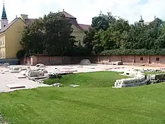 Ruinas de la basílica hoy, en frente el coro