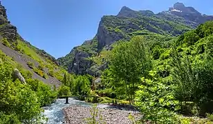 La llegada, en la parte ancha del valle donde está Caín; para llegar al pueblo se cruza este último puente.