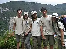 Expedicionarios de Ruta Quetzal 2011. Al fondo, la catarata de Gocta.