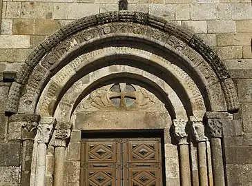 Detalle del tímpano y columnas del portal sur.