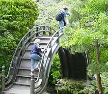 Un puente luna de madera en el jardín de té japonés del Golden Gate Park en San Francisco, California.