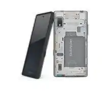 Dos Fairphone 2, uno visto desde el lateral y apoyado en el otro, que muestra su tapa trasera transparente, a través de la que se puede leer impreso en el cuerpo del teléfono la inscripción «change is in your hands» («el cambio está en tus manos»)