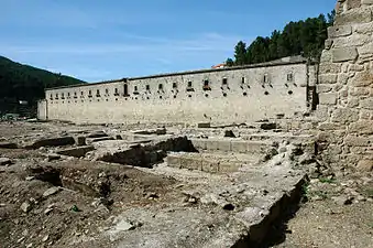 Dormitorio, dependencias y ruinas del claustro de la abadía de Tarouca .