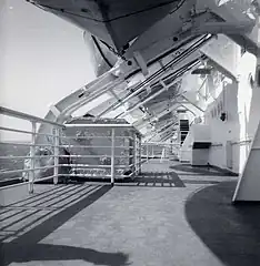 Paseo de la cubierta superior, durante un viaje hacia Europa en 1964.