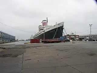 Fotografía del United States en el muelle 84 de Filadelfia, tomada desde el Columbus Boulevard.