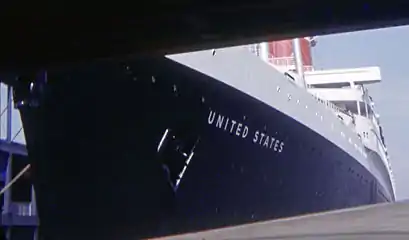 El United States en el muelle 86 del puerto de Nueva York, la mañana del 31 de julio de 1964, previo a su salida hacia Le Havre y Southampton.