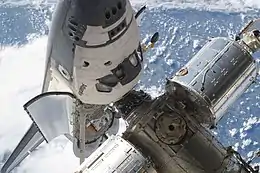 Transbordador Espacial acoplado al PMA-2