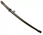 Kyūgō-shiki guntō, katana de los suboficiales con una empuñadura pintada de metal fundido, diseñado para parecerse a un tsuka tradicionalmente envuelto.