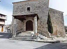 Pórtico, escalinata, columnas y puerta de entrada con casetones castellanos.