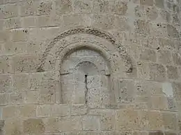 Detalle de la única ventana del ábside románico.