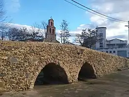 Puente, iglesia y ayuntamiento