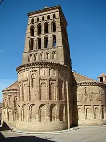 Iglesia de San Lorenzo de Sahagún. La torre se levanta sobre el tramo recto del ábside