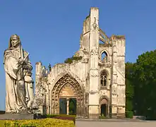 Las ruinas de le abadía de Saint-Bertin y la estatua del abad Suger.