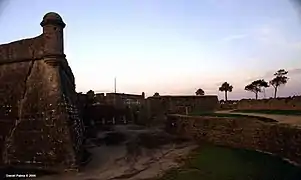 Bastión suroeste (llamado San Pedro) del Castillo, mostrando el ravellín del fuerte.