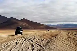 Montañas y jeeps cerca del salar de Uyuni 2017