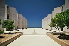 Plaza central del Instituto Salk vista desde su entrada.