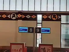 Mostradores de facturación en el aeropuerto.