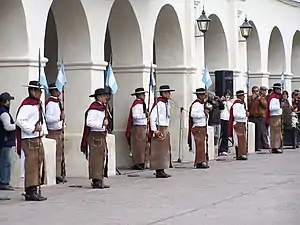 Guardia de Honor de la Policía de la Provincia de Salta vistiendo el poncho salteño en el Cabildo de Salta.