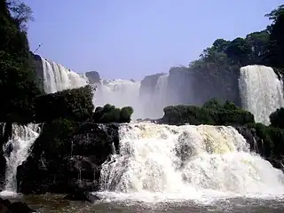 Las cataratas y saltos, gran volumen de agua cayendo abruptamente del cause alto de los caudalosos ríos que fluyen en la región. En la imagen, Saltos del Monday en Paraguay.