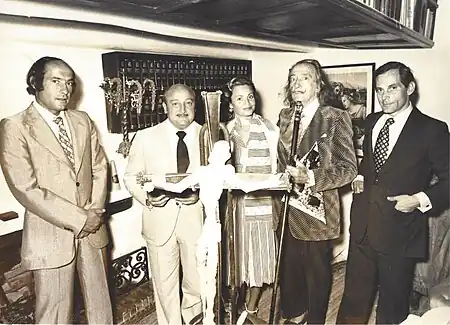 Enrique Sabater, Salvador Dalí, Isidro Clot y Juan Quirós en Port Lligat, 1975. Dalí está presentado uno de los modelos originales por él realizados a Clot y a Quirós. ©ENRIQUE SABATER