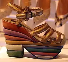 Modelo de sandalia tipo “cuña” (zapatos de plataforma) credo en 1938 para Judy Garland