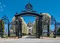 Las puertas de la Universidad Salve Regina enmarcan la entrada del edificio