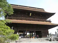 Puerta San-mon del templo Zenkō-ji de Nagano.