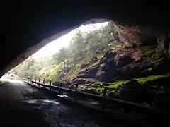 Entrada norte de la Gruta de San Giovanni.