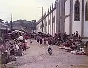 El mercado y la iglesia de  San Pedro Sacatepéquez en los años ochenta.