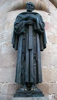 Estatua de San Pedro de Alcántara situada junto a la torre del templo.