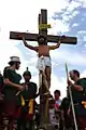 Representación de la crucifixión de Jesús en la parroquia San Roque.