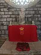 Altar de la capilla pequeña donde se exponen las cadenas de Navarra.