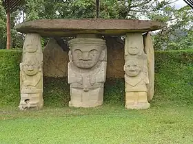 Estatuas en un monumento sepulcral (Colombia). La Cultura San Agustín.