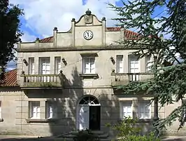 Casa consistorial en San Antoniño, capital del municipio